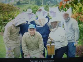 Practicas en apicultura con alumnos de Medicina Veterinaria de la Universidad de Caldas