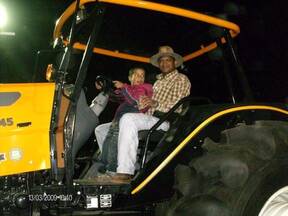 Exibicion de un tractor ensamblado en venezuela