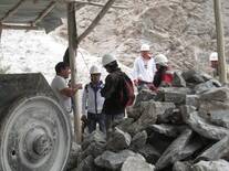 coordinando con los ingenieros para la Fabricación de Yeso Agrícola