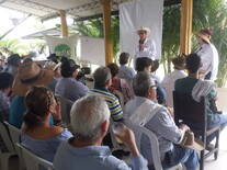 Dando una reseña de la actividad en la Finca El Esfuerzo, Cumaral, Meta, Colombia