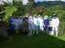 Grupo de alumnos de Medicina Veterinaria de la Universidad de Caldas en practicas de apicultura en la Florida. Villamaria.