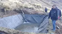 Ing. Yedy Aroni en la cosecha de agua (UNIVERSIDAD NACIONAL DE HUANCAVELICA)