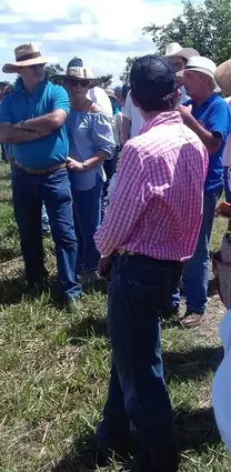 cambiando opiniones con los asistentes